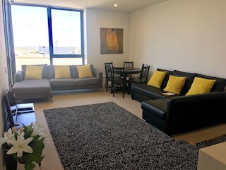 パノラミック ビューズ イン ブランド ニュー アパートメント