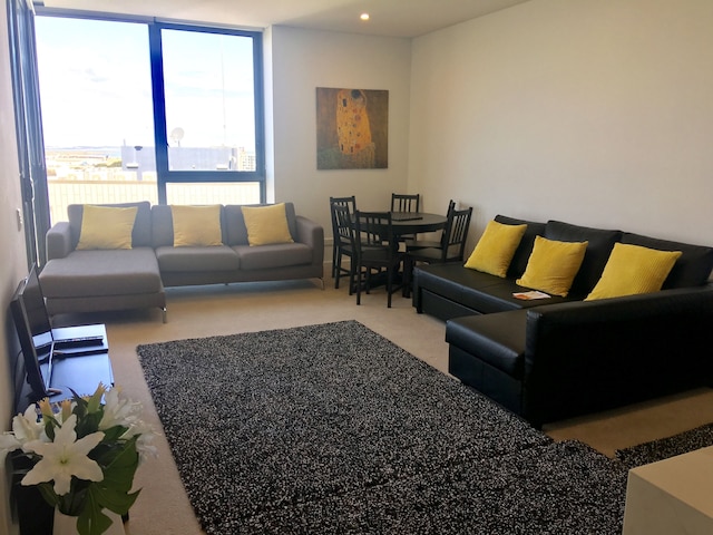 パノラミック ビューズ イン ブランド ニュー アパートメント