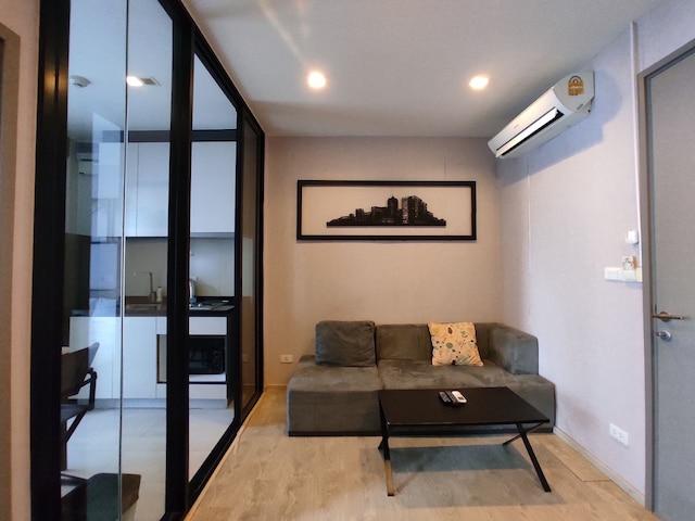 メニー ホリデイ ザ ベース コンド