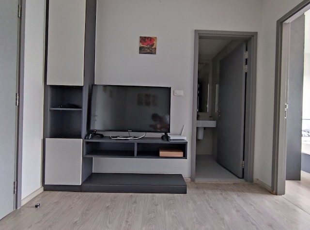 メニー ホリデイ ザ ベース コンド