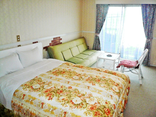 ペンション100万本のバラ