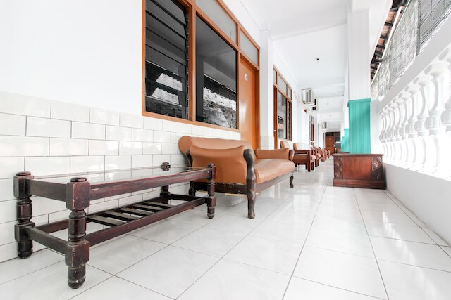 レッドドアーズ プラス ニア アルン アルン スラタン