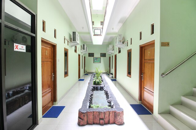 レッドドアーズ プラス ニア タマン サリ