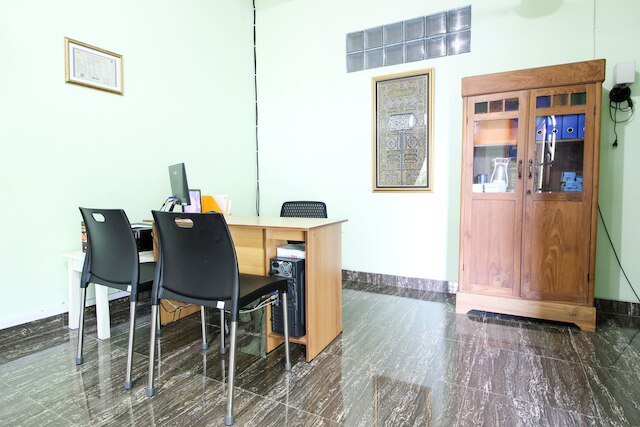 レッドドアーズ プラス ニア タマン サリ