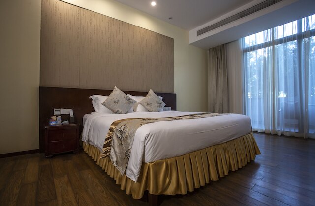 三亜セレニティ コースト マリーナ ホテル (半山半岛帆船港酒店)