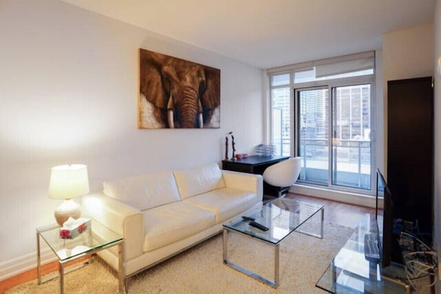 ヨークビルズ チャーム ヤング & ブロアー