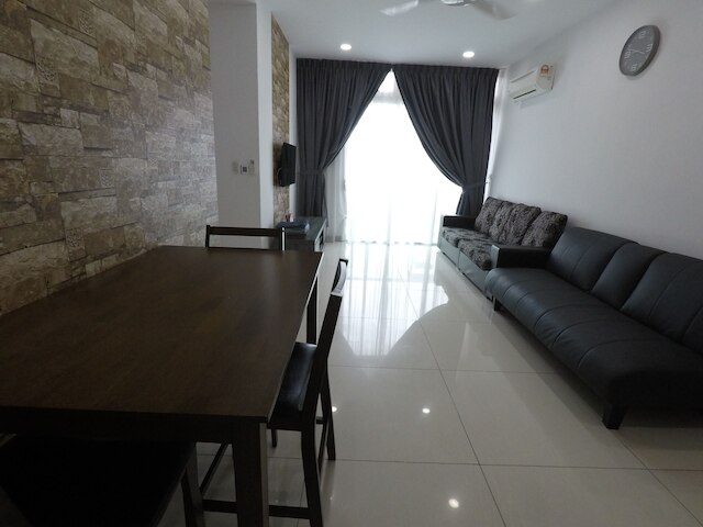 3R2B シービュー コンド