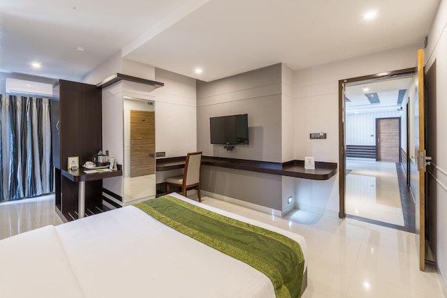 トリーボ ラージ プレミア、インディラナガー