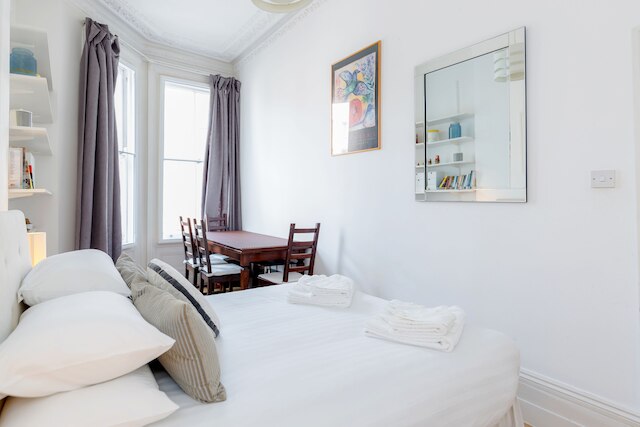 フィルビーチ バルコニー - 2 ベッド フラット イン アールズ コート