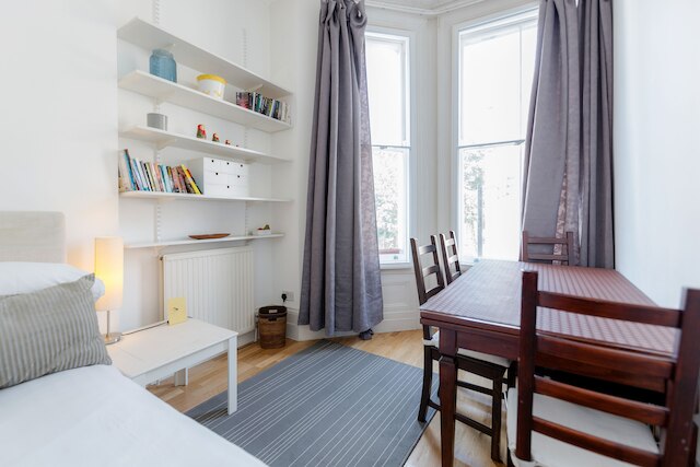 フィルビーチ バルコニー - 2 ベッド フラット イン アールズ コート