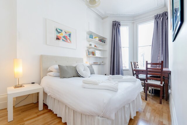 フィルビーチ バルコニー - 2 ベッド フラット イン アールズ コート