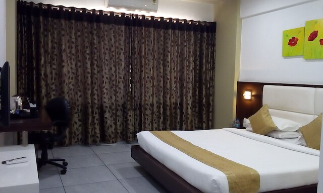 クリムソン パーク シュリプリヤ ホテル