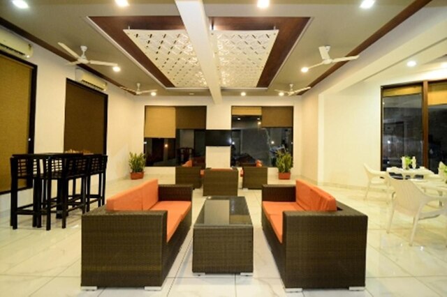 クリムソン パーク シュリプリヤ ホテル