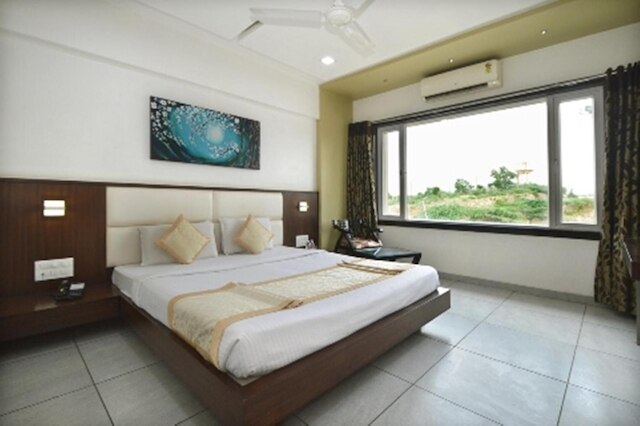 クリムソン パーク シュリプリヤ ホテル