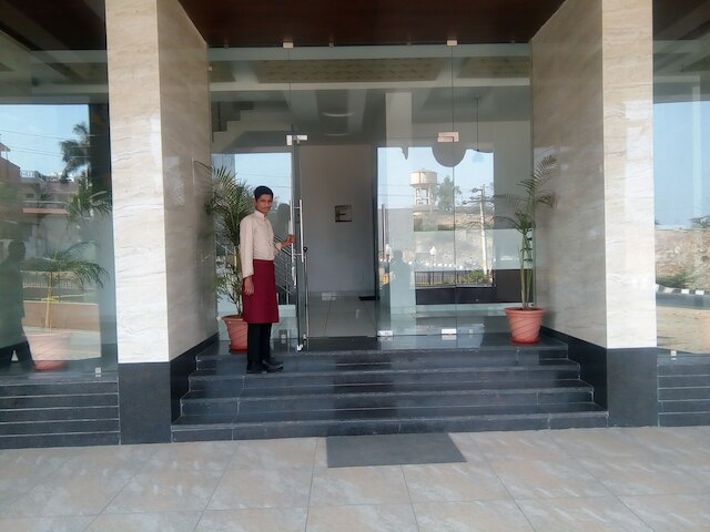 クリムソン パーク シュリプリヤ ホテル