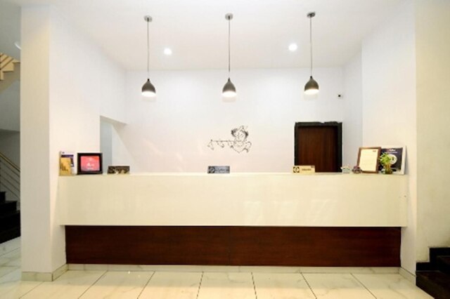 クリムソン パーク シュリプリヤ ホテル