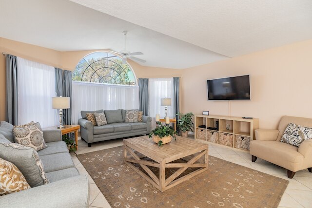 テーマパーク近く! 4BR、最大10人用!素晴らしい家、プール、パティオ付き!