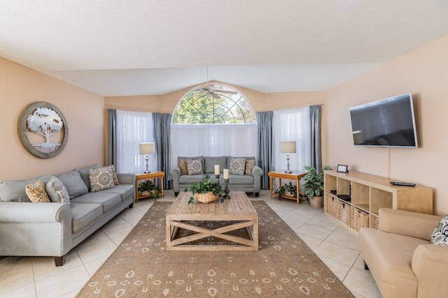 テーマパーク近く! 4BR、最大10人用!素晴らしい家、プール、パティオ付き!