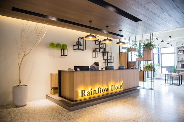 レインボー ホテル