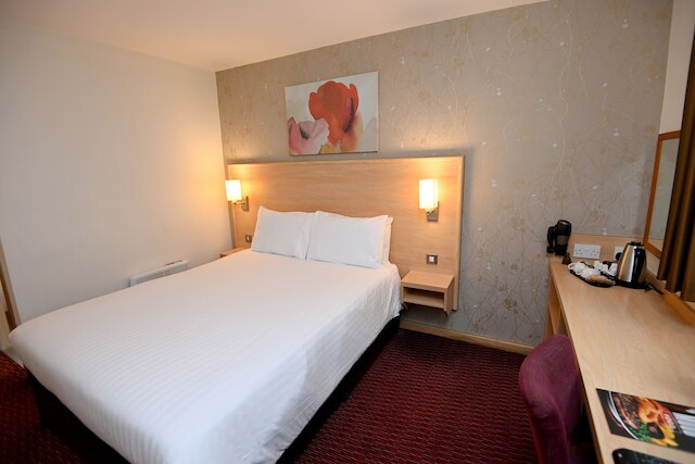 メドウ ファーム レッディッチ バイ マーストンズ インズ