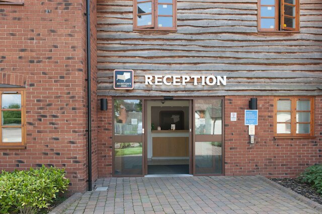 メドウ ファーム レッディッチ バイ マーストンズ インズ