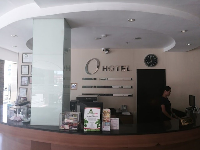 O ホテル