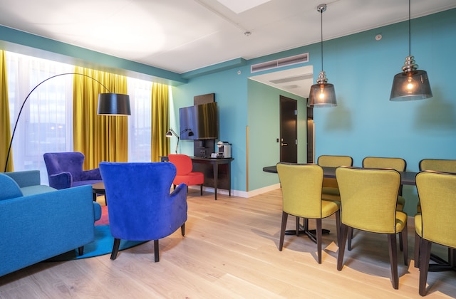 トーン ホテル ストロ