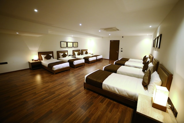 ファイブ ペタルズ ホテル & バンケッツ