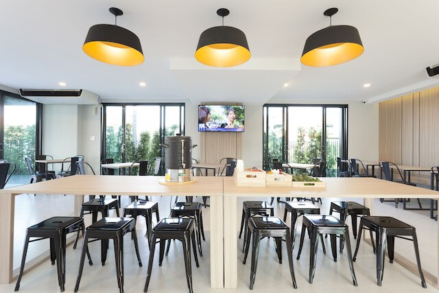 イージー ホテル 2