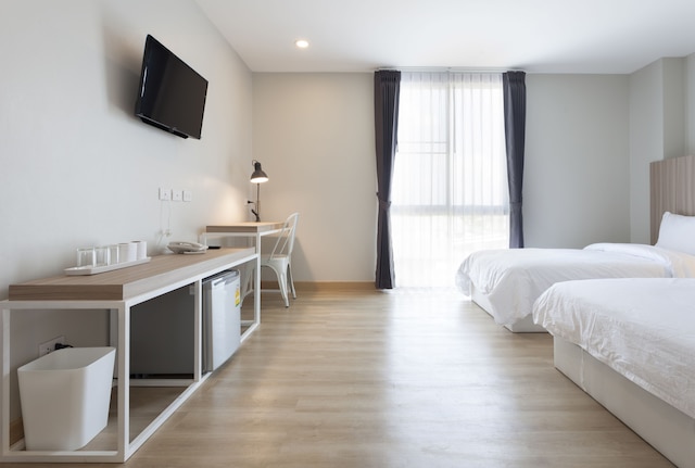 イージー ホテル 2