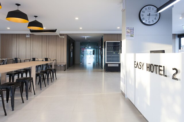 イージー ホテル 2