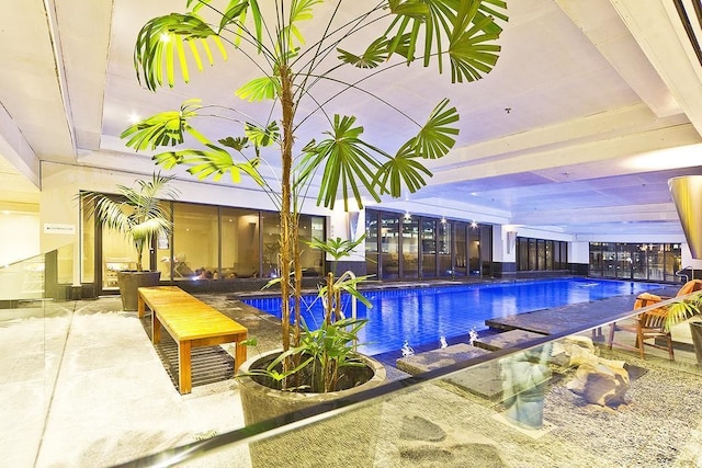 セントラル 1 ベッドルーム イン メトロポリス