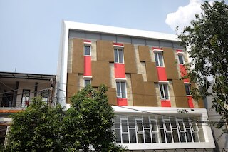 レッドドアーズ プラス ニア モール チプトラ ジャカルタ