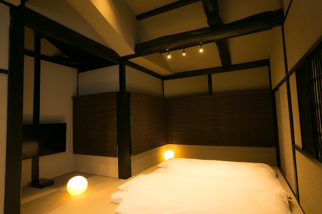 ホスタ梅小路 朱