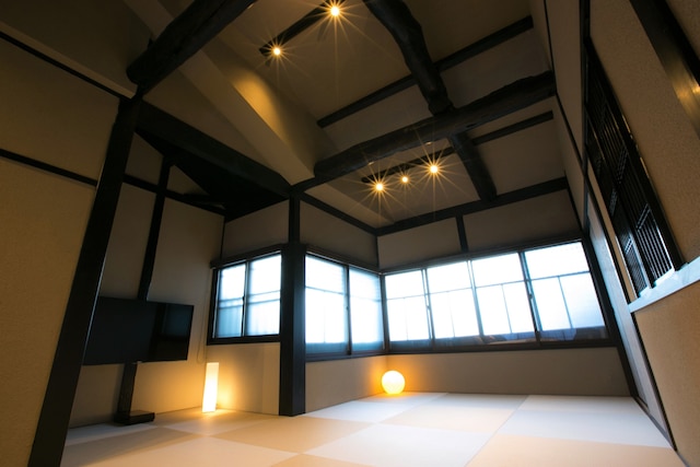 ホスタ梅小路 朱