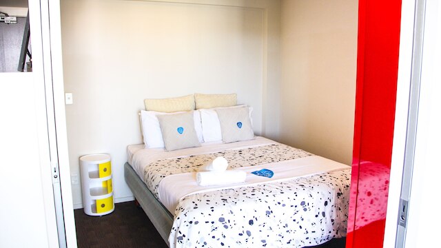 クワドラント 2 ベッドルーム ウィズ シービュー & パーキング