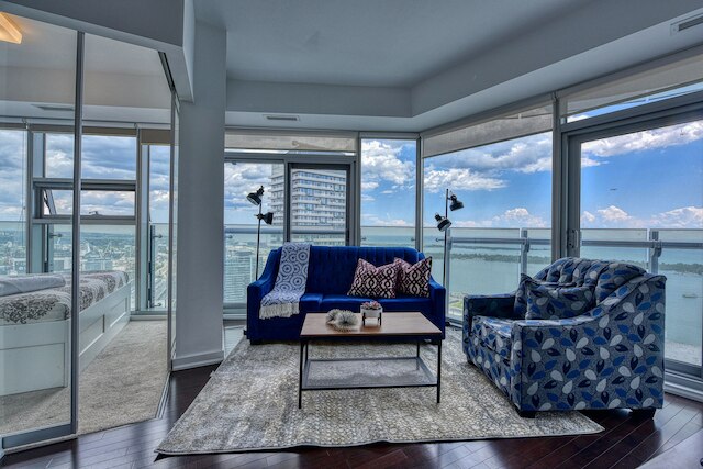 サルカー スイーツ - エンターテイメント ディストリクト