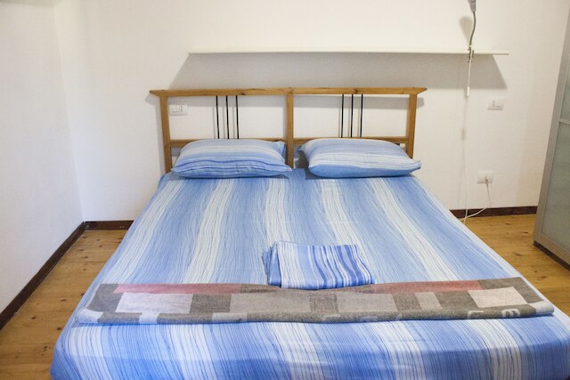 ナイス アパートメント イン アン エングリッシュ スタイル ビルディング オン ザ ファースト フロア ウィズ エア コンディショニング  WiFi アンド セウィング