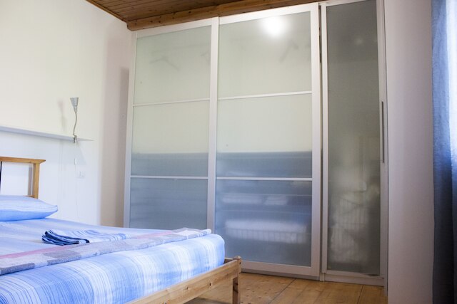 ナイス アパートメント イン アン エングリッシュ スタイル ビルディング オン ザ ファースト フロア ウィズ エア コンディショニング  WiFi アンド セウィング