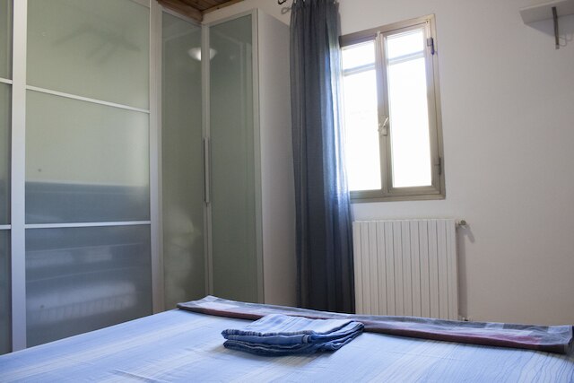 ナイス アパートメント イン アン エングリッシュ スタイル ビルディング オン ザ ファースト フロア ウィズ エア コンディショニング  WiFi アンド セウィング