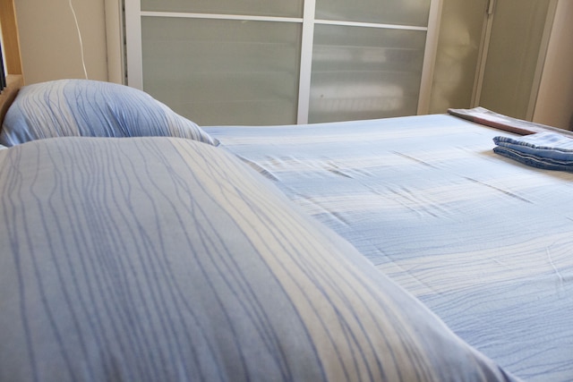 ナイス アパートメント イン アン エングリッシュ スタイル ビルディング オン ザ ファースト フロア ウィズ エア コンディショニング  WiFi アンド セウィング