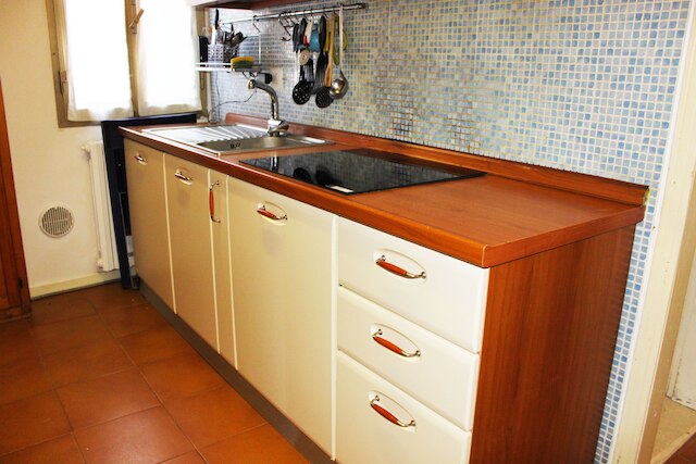 ナイス アパートメント イン アン エングリッシュ スタイル ビルディング オン ザ ファースト フロア ウィズ エア コンディショニング  WiFi アンド セウィング