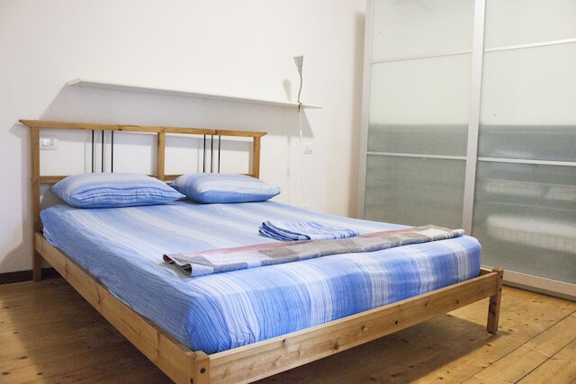 ナイス アパートメント イン アン エングリッシュ スタイル ビルディング オン ザ ファースト フロア ウィズ エア コンディショニング  WiFi アンド セウィング