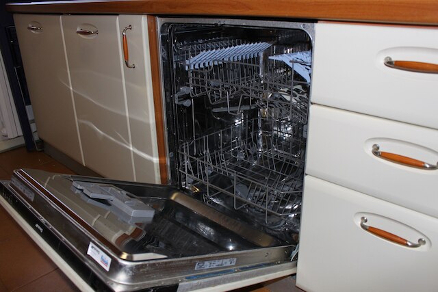 ナイス アパートメント イン アン エングリッシュ スタイル ビルディング オン ザ ファースト フロア ウィズ エア コンディショニング  WiFi アンド セウィング