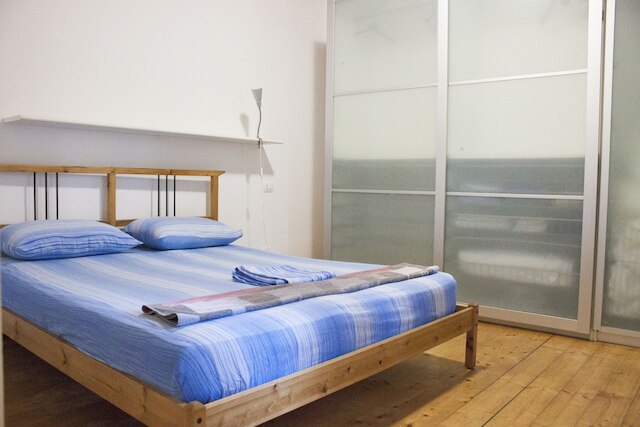 ナイス アパートメント イン アン エングリッシュ スタイル ビルディング オン ザ ファースト フロア ウィズ エア コンディショニング  WiFi アンド セウィング