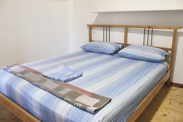 ナイス アパートメント イン アン エングリッシュ スタイル ビルディング オン ザ ファースト フロア ウィズ エア コンディショニング  WiFi アンド セウィング