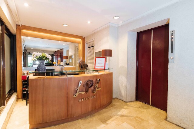 レッドドアーズ プレミアム ニア グリーンベルト マカティ