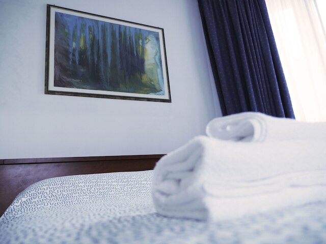 ニュー、スペーシャス、ブライト、エレガント ロフト アパートメント、バルコニーあり。オポジット ザ ホスピタル エス オルソラ