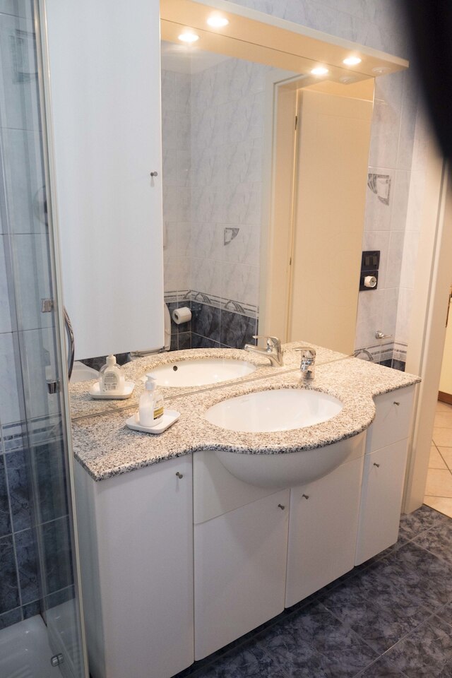 ニュー、スペーシャス、ブライト、エレガント ロフト アパートメント、バルコニーあり。オポジット ザ ホスピタル エス オルソラ