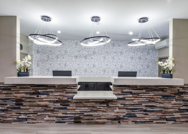 ハリウッド イン スイーツ ホテル